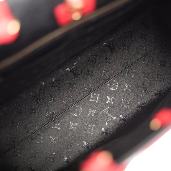 Louis Vuitton × URS
Fisher ONTHEGO GM tufted monogram black and red - Picture 8 of 11
